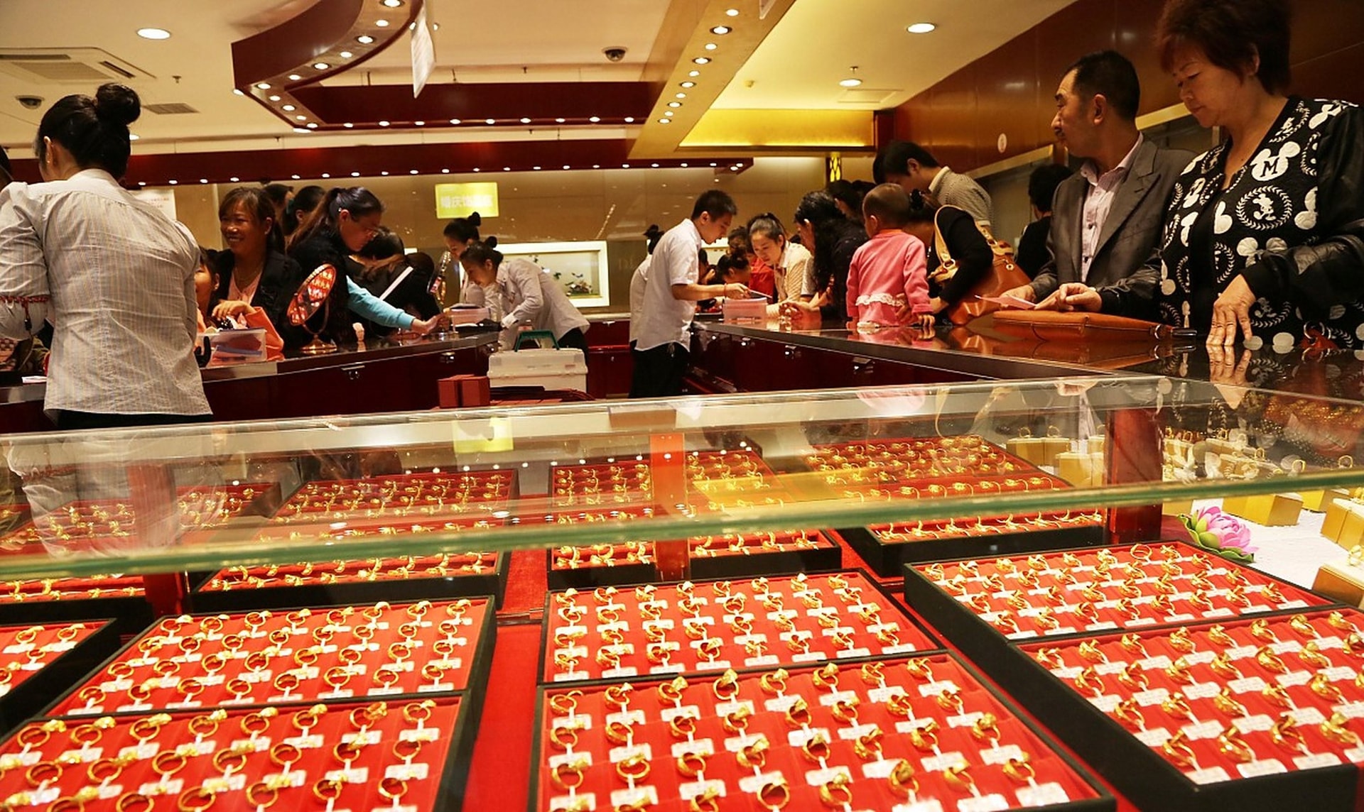 Ph&aacute;t hiện kh&aacute;ch mua 300g v&agrave;ng trị gi&aacute; 1,1 tỷ đồng lại đựng trong t&uacute;i tr&agrave; sữa, cửa h&agrave;ng lập tức b&aacute;o c&ocirc;ng an v&agrave;o cuộc điều tra- Ảnh 1.