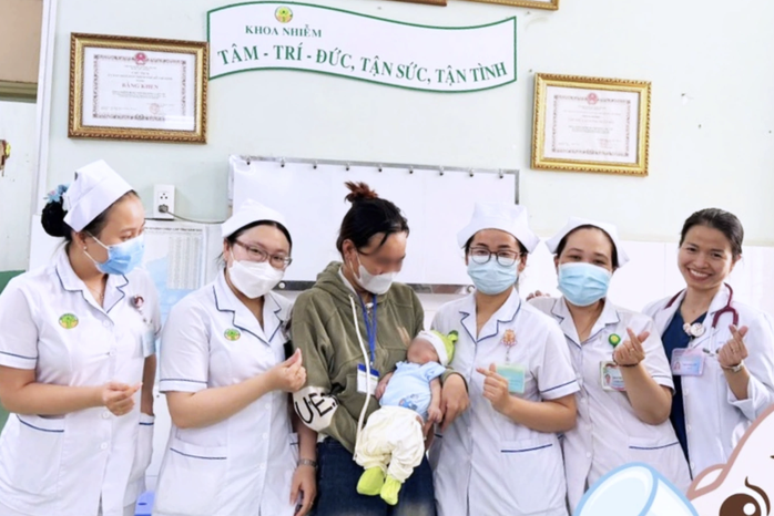 Mẹ ng&atilde; bệnh sau ng&agrave;y đưa con nhập viện, b&eacute; trai đo&agrave;n tụ gia đ&igrave;nh trước thềm xu&acirc;n mới- Ảnh 1.