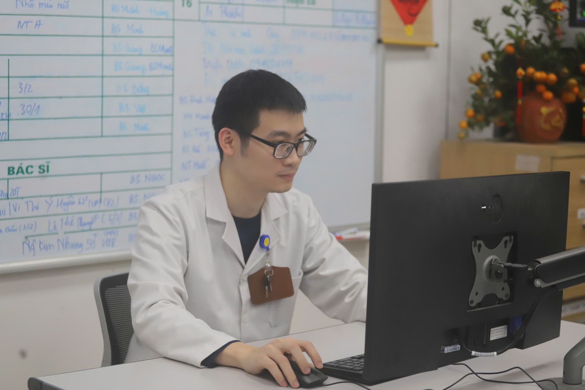 Tết trong phòng cấp cứu: Bữa cơm giao thừa vội vàng và những ca nguy kịch thâu đêm- Ảnh 1. Tết trong phòng cấp cứu: Bữa cơm giao thừa vội vàng và những ca nguy kịch thâu đêm- Ảnh 1.