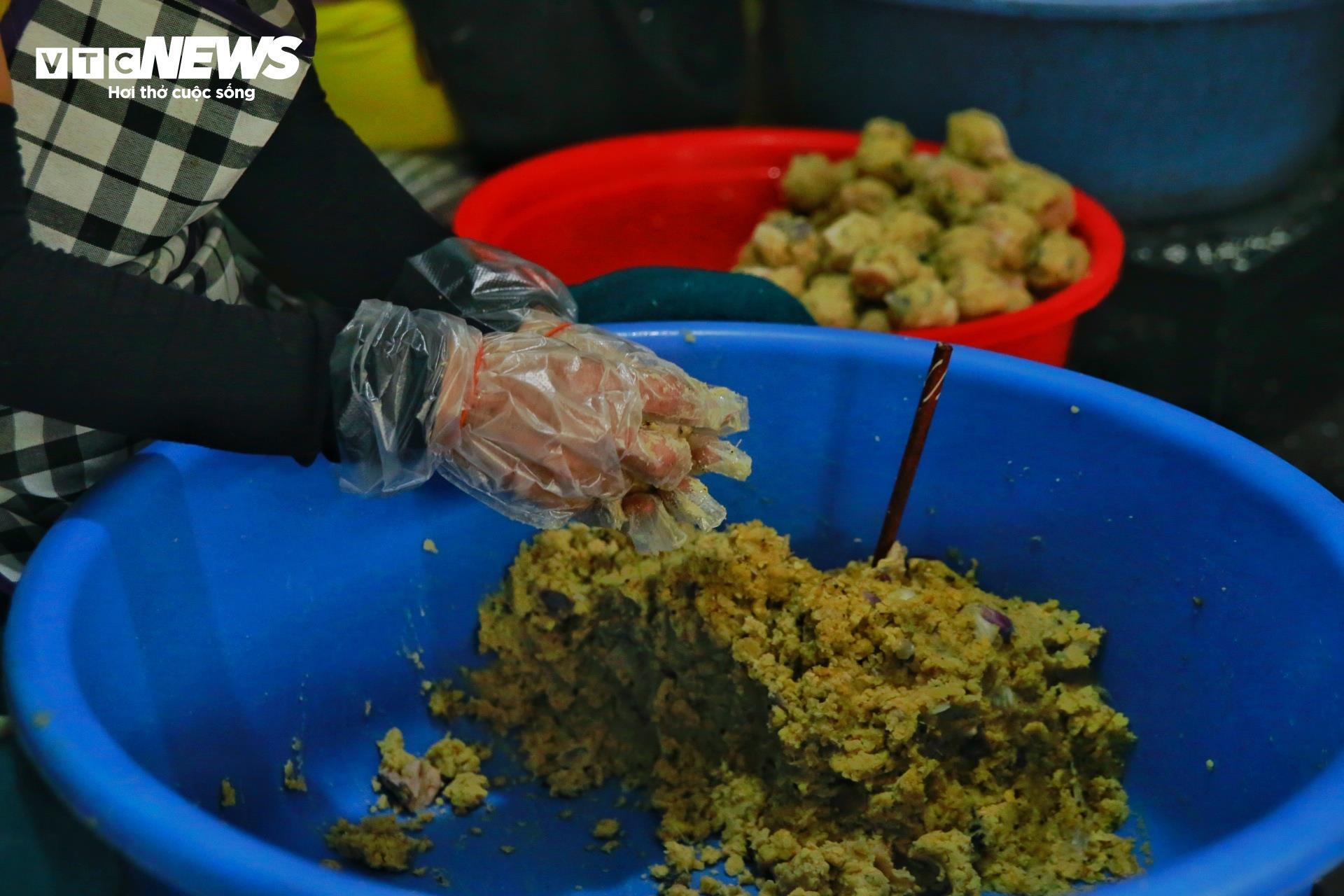 Thủ phủ nghề l&agrave;m b&aacute;nh chưng ngon nức tiếng xứ Huế tất bật ng&agrave;y cận Tết- Ảnh 6.