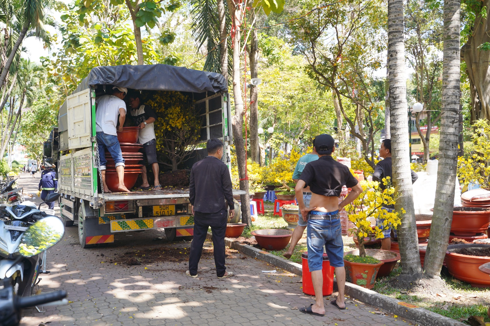 Trưa 29 Tết: Tiểu thương b&aacute;n vội, kh&aacute;ch mua nhanh, chợ hoa TP.HCM nhộn nhịp ph&uacute;t cuối- Ảnh 19.