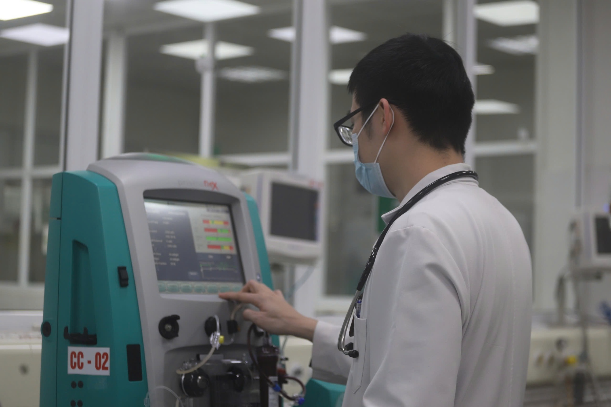 Tết trong phòng cấp cứu: Bữa cơm giao thừa vội vàng và những ca nguy kịch thâu đêm- Ảnh 2. Tết trong phòng cấp cứu: Bữa cơm giao thừa vội vàng và những ca nguy kịch thâu đêm- Ảnh 2.