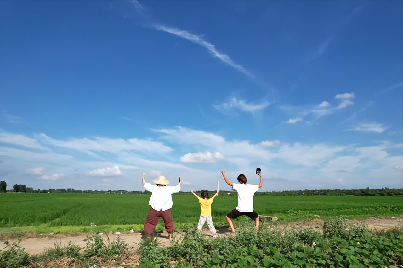 Kh&ocirc;ng mua nh&agrave; th&agrave;nh phố, cặp vợ chồng 33 tuổi biến s&acirc;n qu&ecirc; th&agrave;nh "ph&ograve;ng tắm nắng" v&agrave; chọn một kiểu tự do t&agrave;i ch&iacute;nh khiến d&acirc;n mạng tranh luận- Ảnh 1.