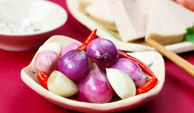 Tết vẫn vui, m&acirc;m cỗ vẫn đủ vị: V&igrave; sao dưa h&agrave;nh - m&oacute;n bị đồn &ldquo;dễ g&acirc;y ung thư&rdquo; - thực ra kh&ocirc;ng đ&aacute;ng sợ như nhiều người nghĩ?- Ảnh 3.