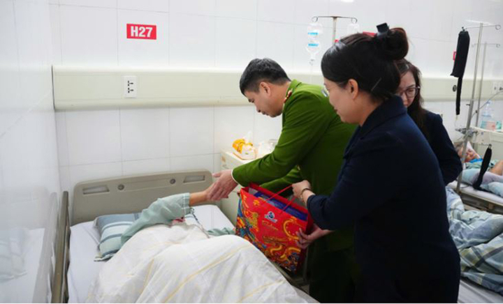 Tết ở viện, bệnh nh&acirc;n ung thư rưng rưng khi b&aacute;c sĩ cắm c&agrave;nh đ&agrave;o nhỏ- Ảnh 1.