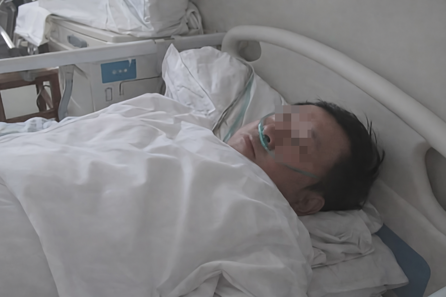 Người đ&agrave;n &ocirc;ng 45 tuổi đột quỵ, liệt nửa người, vợ bật kh&oacute;c: Khuy&ecirc;n m&atilde;i vẫn kh&ocirc;ng bỏ!- Ảnh 1.