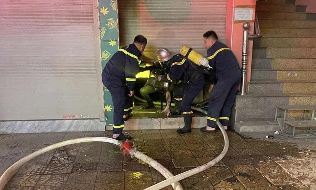 Giải cứu 3 người mắc kẹt trong vụ ch&aacute;y ở H&agrave; Nội rạng s&aacute;ng 29 Tết- Ảnh 1.