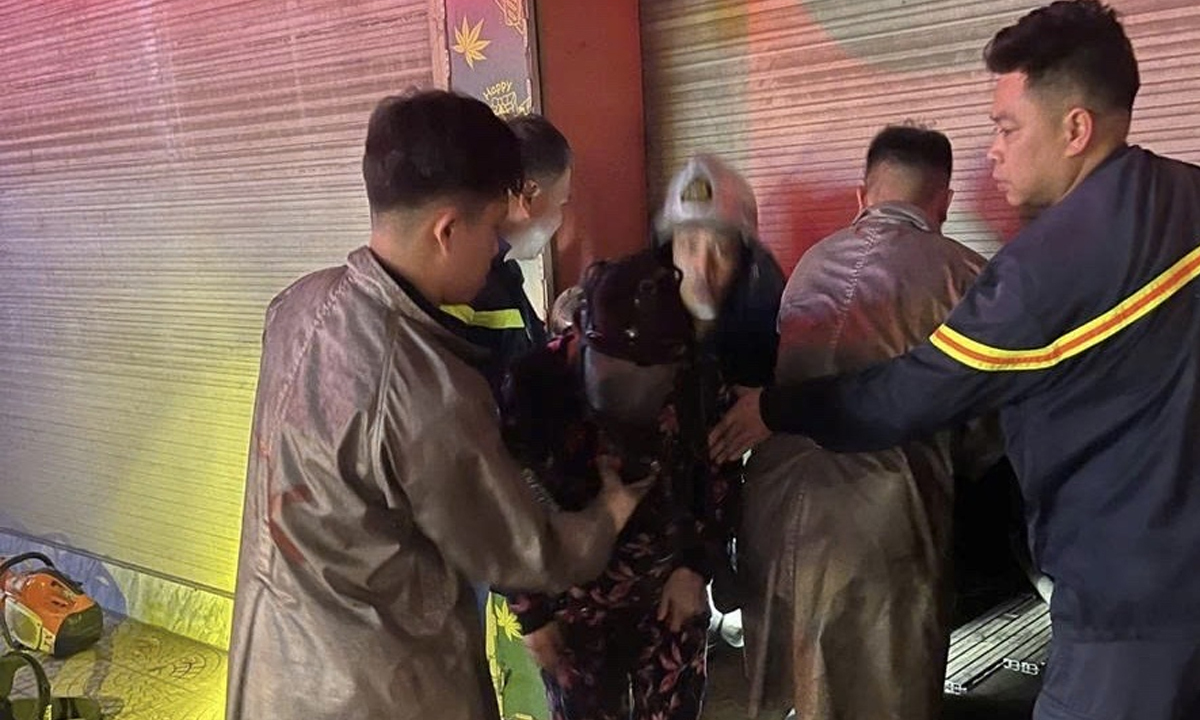 Giải cứu 3 người mắc kẹt trong vụ ch&aacute;y ở H&agrave; Nội rạng s&aacute;ng 29 Tết- Ảnh 2.