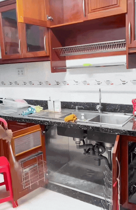 5 năm l&agrave;m d&acirc;u, năm n&agrave;o cũng &ldquo;rửa nh&agrave;&rdquo; đ&oacute;n Tết: Xịt nước khắp nh&agrave; từ tủ lạnh đến s&agrave;n nh&agrave;... d&acirc;n t&igrave;nh vừa lo vừa nể- Ảnh 1.