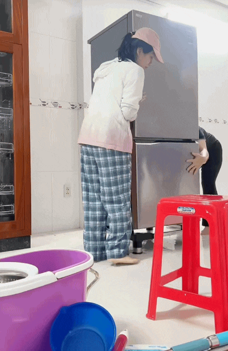 5 năm l&agrave;m d&acirc;u, năm n&agrave;o cũng &ldquo;rửa nh&agrave;&rdquo; đ&oacute;n Tết: Xịt nước khắp nh&agrave; từ tủ lạnh đến s&agrave;n nh&agrave;... d&acirc;n t&igrave;nh vừa lo vừa nể- Ảnh 2.