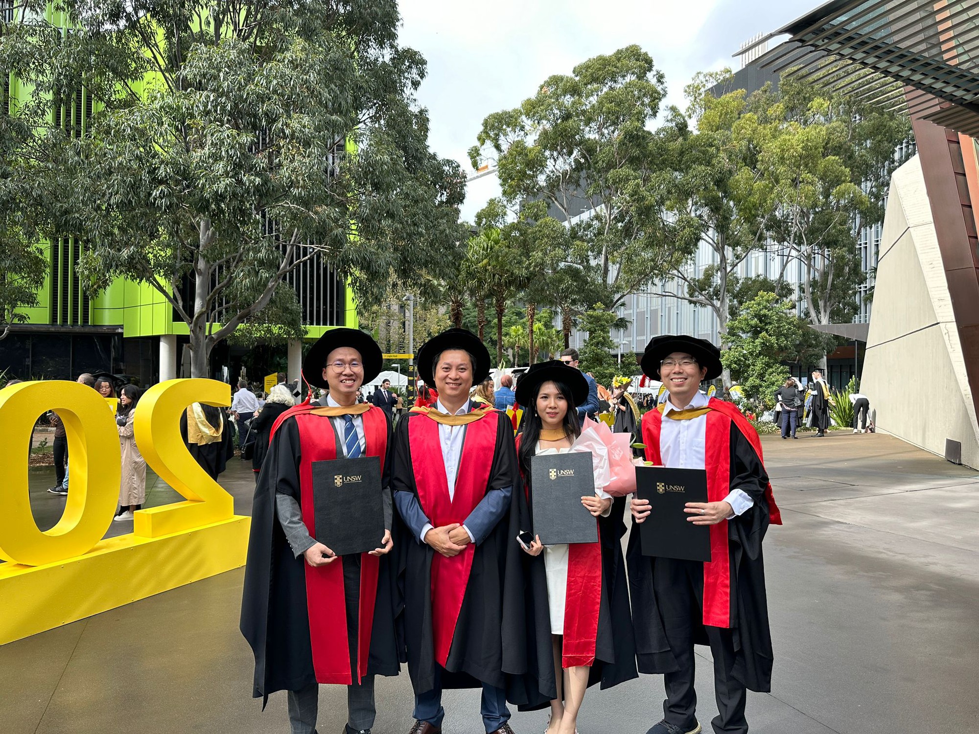 GS. Nguyễn Thành Vinh: "Cuộc chiến giữ tiếng Việt cho 2 con tôi tại bàn ăn mỗi tối khó không kém gì Hóa hữu cơ"- Ảnh 9. GS. Nguyễn Thành Vinh: "Cuộc chiến giữ tiếng Việt cho 2 con tôi tại bàn ăn mỗi tối khó không kém gì Hóa hữu cơ"- Ảnh 9.