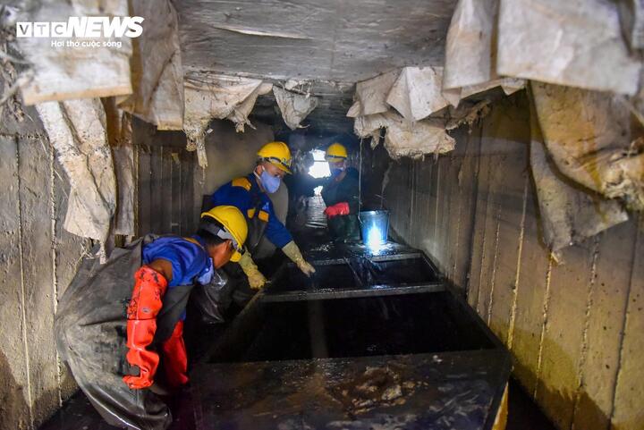 C&ocirc;ng nh&acirc;n ng&acirc;m m&igrave;nh trong nước bẩn, nạo v&eacute;t cống, s&ocirc;ng H&agrave; Nội ng&agrave;y 29 Tết- Ảnh 1.