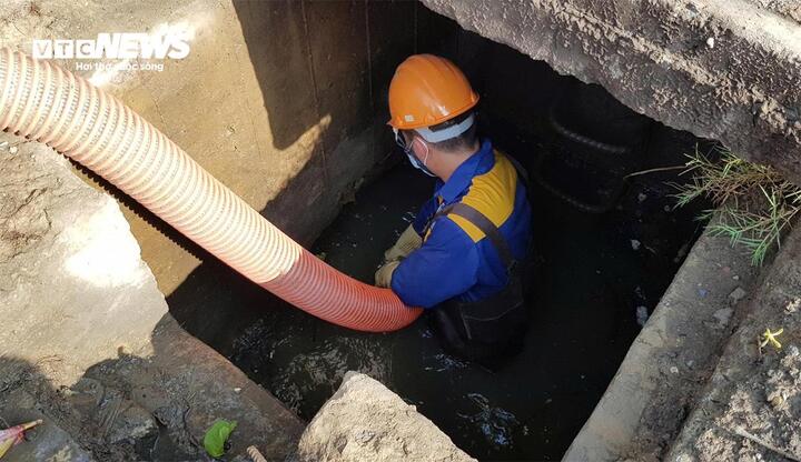 C&ocirc;ng nh&acirc;n ng&acirc;m m&igrave;nh trong nước bẩn, nạo v&eacute;t cống, s&ocirc;ng H&agrave; Nội ng&agrave;y 29 Tết- Ảnh 5.