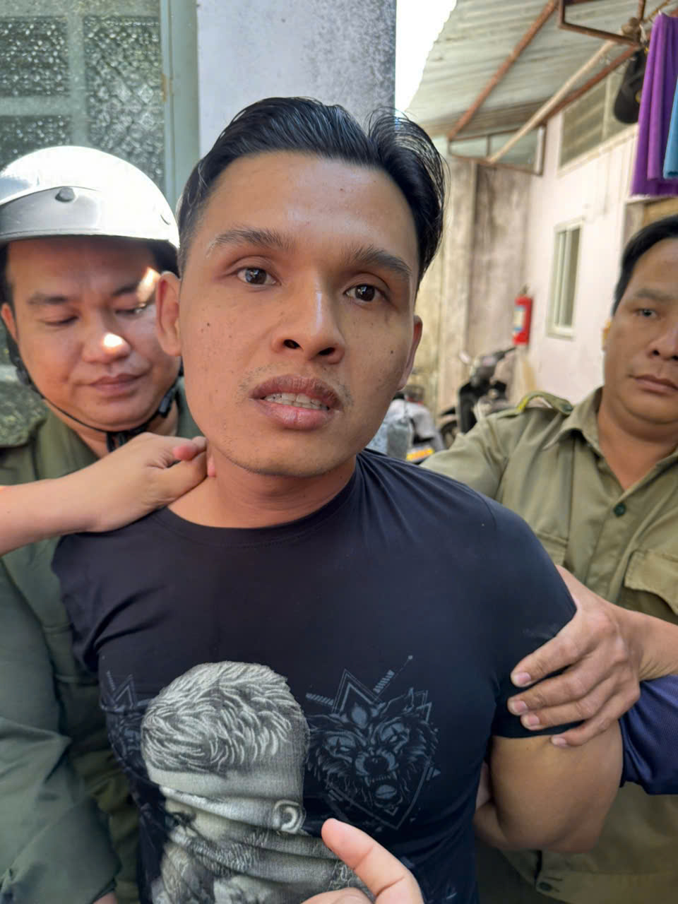 Bắt khẩn cấp nghi phạm cầm dao xông vào phòng trọ cướp tài sản- Ảnh 1. Bắt khẩn cấp nghi phạm cầm dao xông vào phòng trọ cướp tài sản- Ảnh 1.