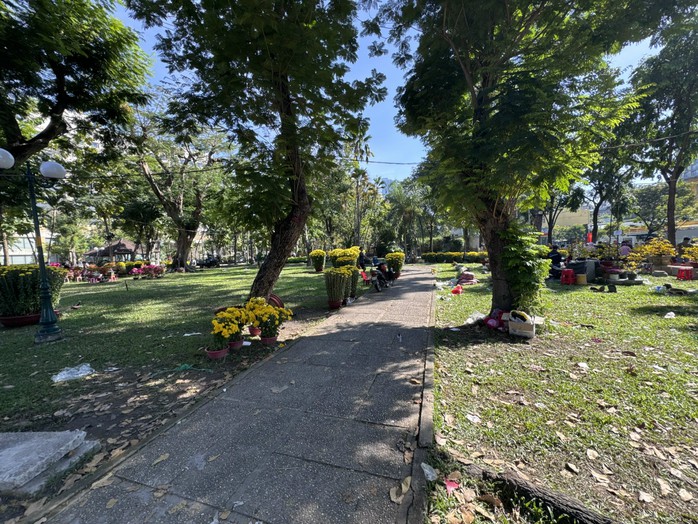 Chợ hoa s&aacute;ng 29 Tết: Nhiều l&ocirc; đ&atilde; b&aacute;n hết sạch b&ocirc;ng- Ảnh 2.