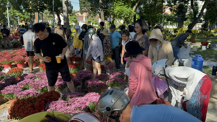 Chợ hoa s&aacute;ng 29 Tết: Nhiều l&ocirc; đ&atilde; b&aacute;n hết sạch b&ocirc;ng- Ảnh 1.