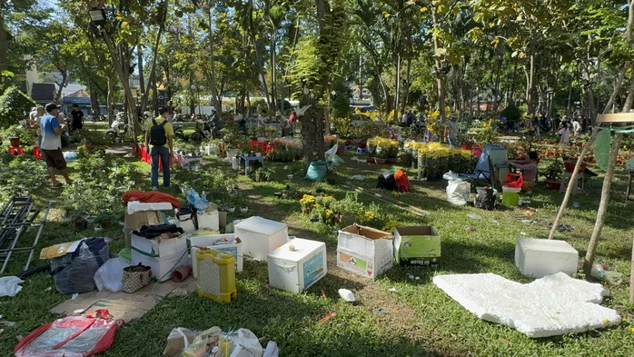 Chợ hoa s&aacute;ng 29 Tết: Nhiều l&ocirc; đ&atilde; b&aacute;n hết sạch b&ocirc;ng- Ảnh 4.