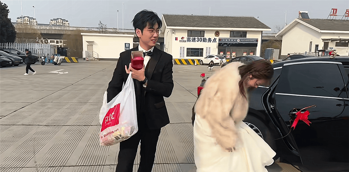 Hộ tống xe hoa c&ocirc; đơn tr&ecirc;n cao tốc, chủ xe Maybach bỗng th&agrave;nh &ldquo;con nợ&rdquo;- Ảnh 3.