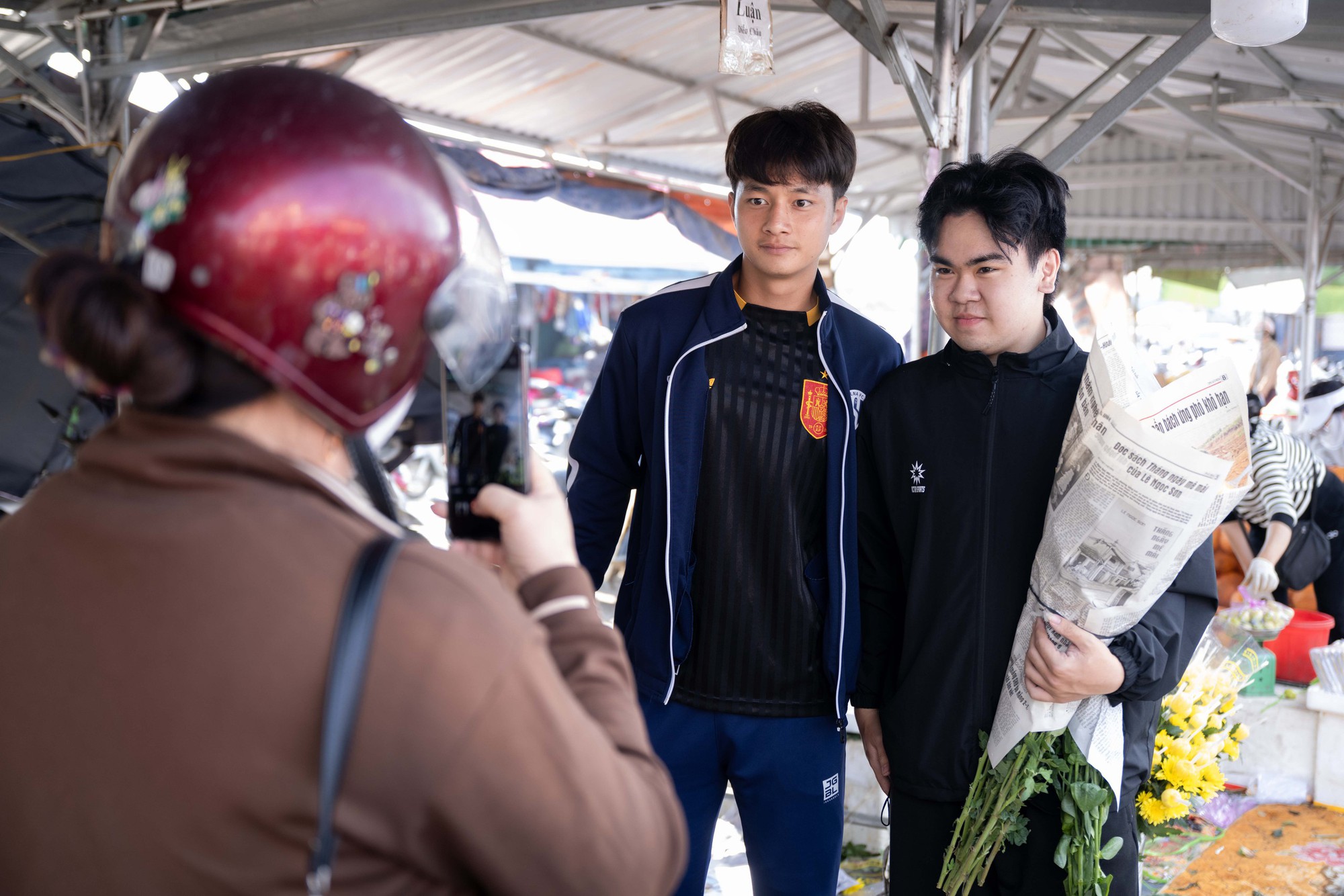 G&oacute;c chợ Tết Nghệ An x&ocirc;n xao Cao Văn B&igrave;nh phụ mẹ b&aacute;n hoa quả: "Em kh&ocirc;ng nổi tiếng đ&acirc;u"- Ảnh 5.