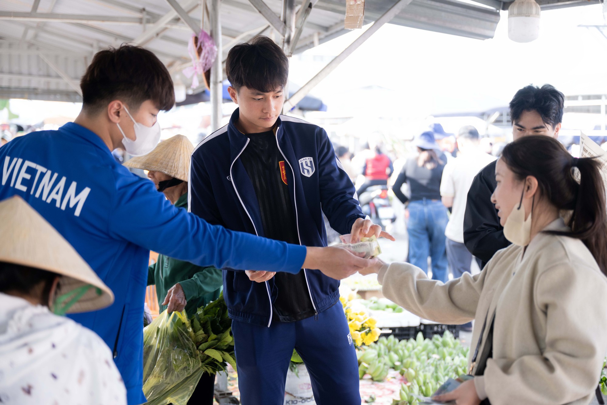 G&oacute;c chợ Tết Nghệ An x&ocirc;n xao Cao Văn B&igrave;nh phụ mẹ b&aacute;n hoa quả: "Em kh&ocirc;ng nổi tiếng đ&acirc;u"- Ảnh 13.