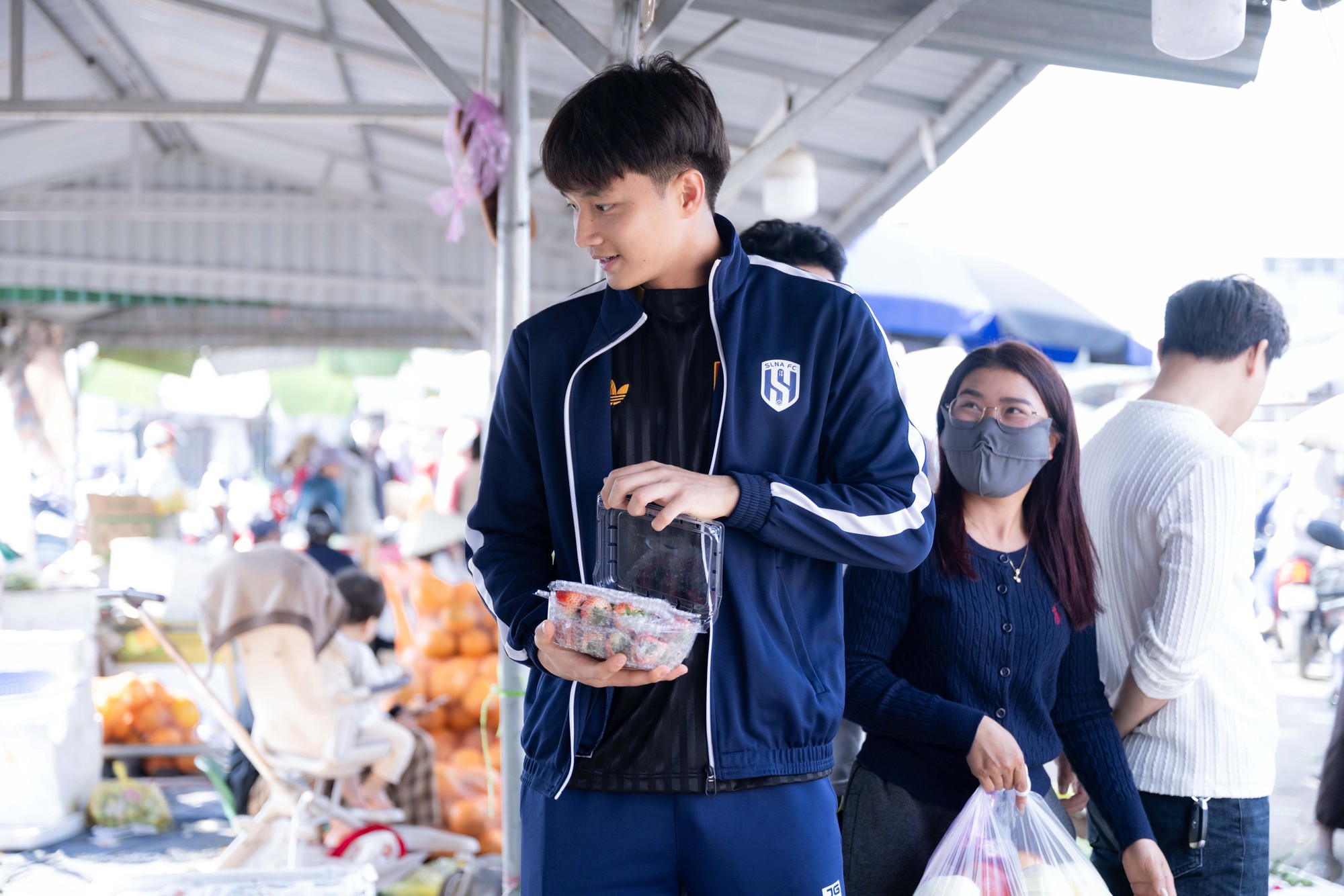 G&oacute;c chợ Tết Nghệ An x&ocirc;n xao Cao Văn B&igrave;nh phụ mẹ b&aacute;n hoa quả: "Em kh&ocirc;ng nổi tiếng đ&acirc;u"- Ảnh 10.