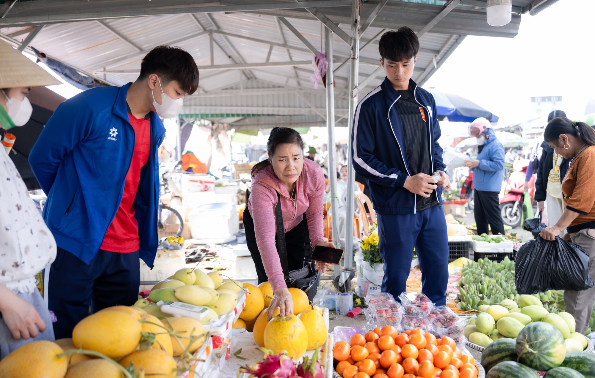 G&oacute;c chợ Tết Nghệ An x&ocirc;n xao Cao Văn B&igrave;nh phụ mẹ b&aacute;n hoa quả: "Em kh&ocirc;ng nổi tiếng đ&acirc;u"- Ảnh 11.