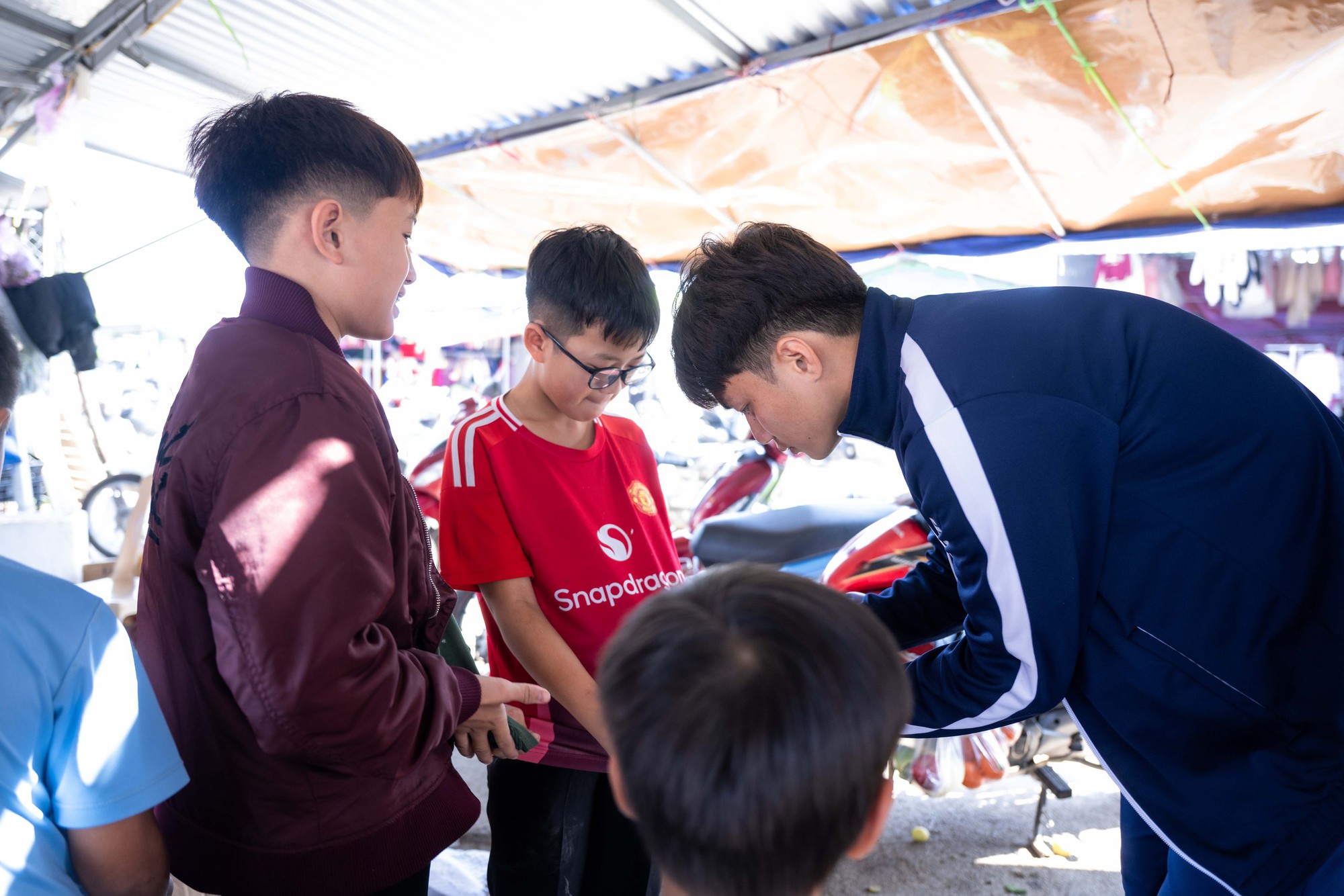 G&oacute;c chợ Tết Nghệ An x&ocirc;n xao Cao Văn B&igrave;nh phụ mẹ b&aacute;n hoa quả: "Em kh&ocirc;ng nổi tiếng đ&acirc;u"- Ảnh 3.