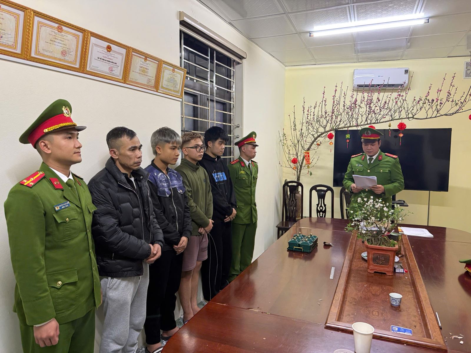 Ra lệnh bắt tạm giam L&ecirc; Th&agrave;nh Long 48 tuổi, Dương Đức Việt 19 tuổi- Ảnh 3.