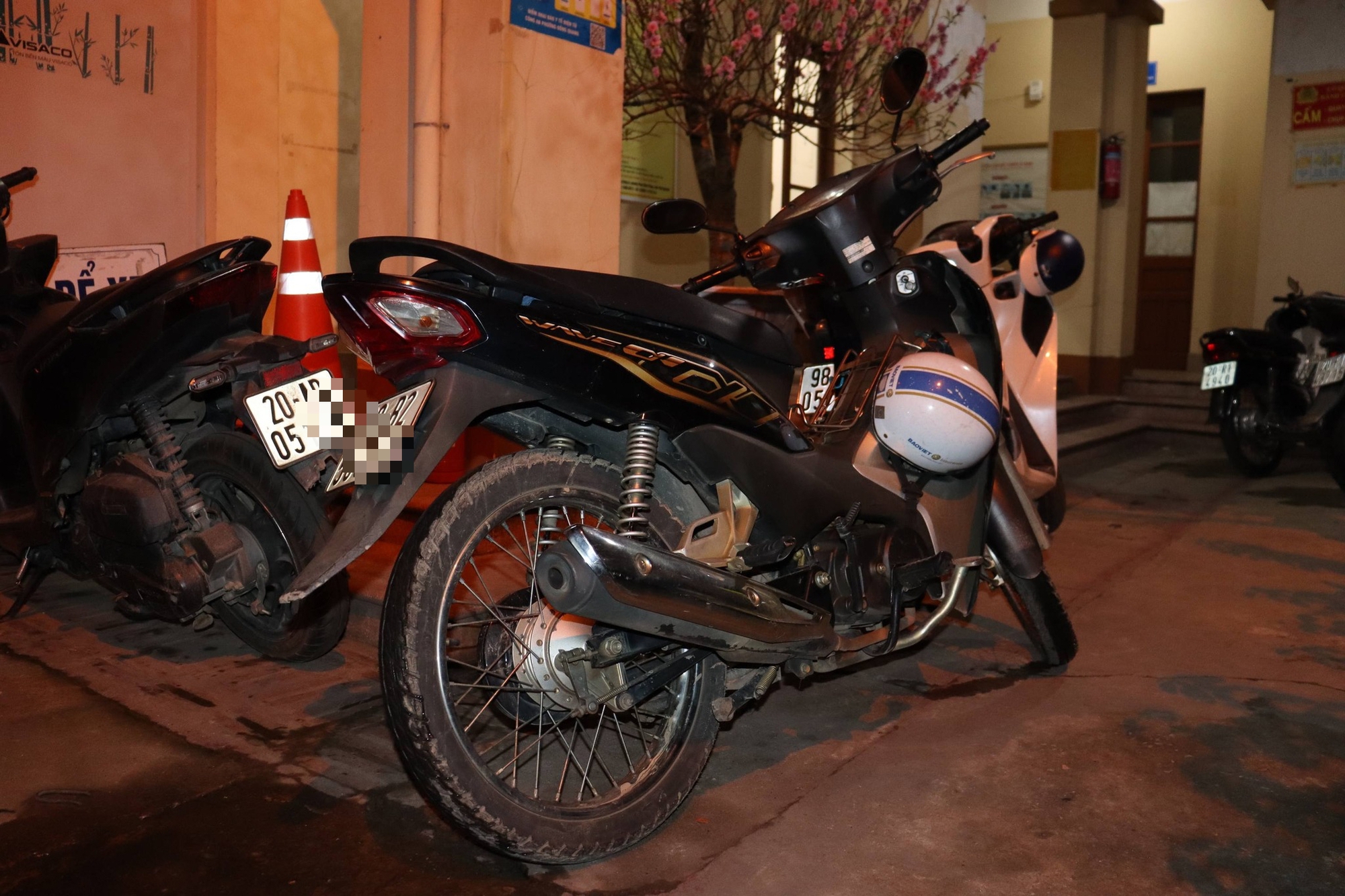 Người đàn ông lén lút trộm chiếc xe của mình ở chốt CSGT- Ảnh 2. Người đàn ông lén lút trộm chiếc xe của mình ở chốt CSGT- Ảnh 2.