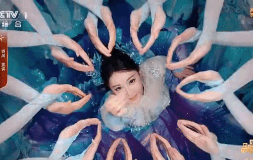 Địch Lệ Nhiệt Ba "g&acirc;y b&atilde;o" Gala Xu&acirc;n V&atilde;n đ&ecirc;m giao thừa: Visual n&agrave;ng ti&ecirc;n c&aacute; kinh diễm, đến ph&aacute;o hoa cũng kh&ocirc;ng đẹp bằng- Ảnh 2.