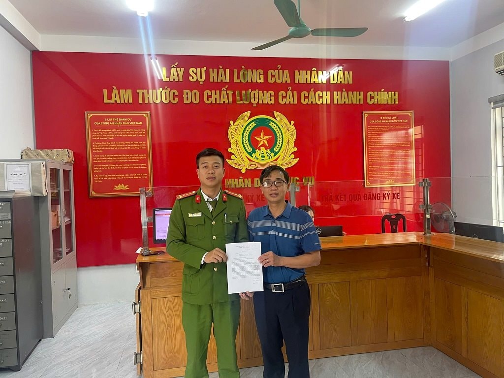 Nhận 200 triệu đồng tiền chuyển khoản, người đ&agrave;n &ocirc;ng sinh năm 1984 bị C&ocirc;ng an điều tra th&ocirc;ng tin- Ảnh 1.