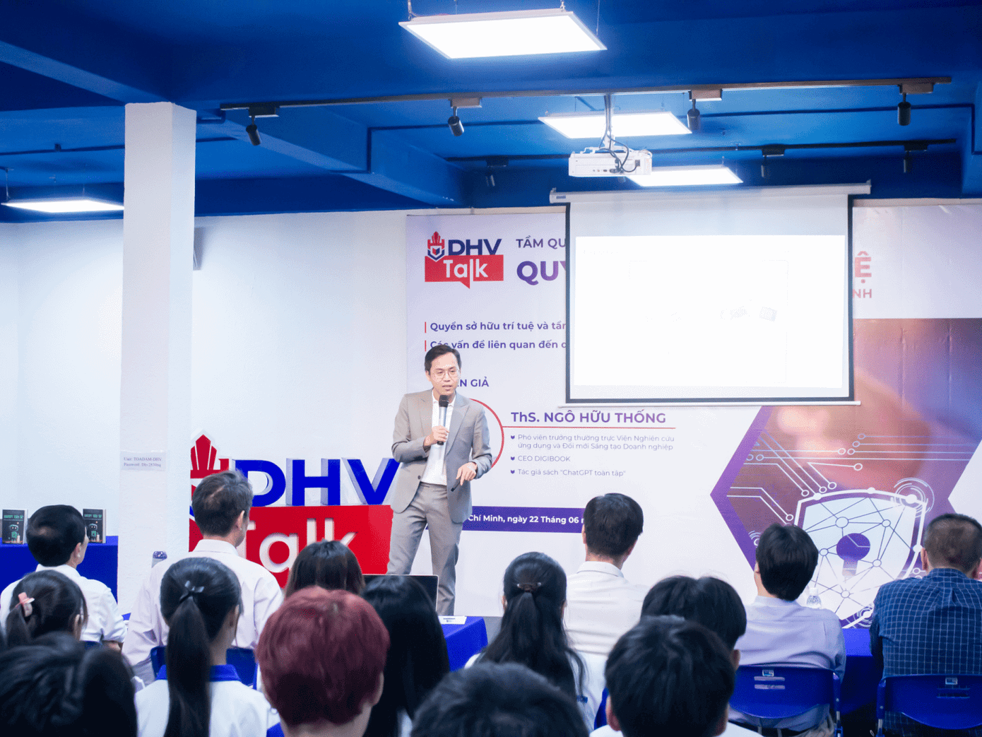 Điều g&igrave; ở người m&agrave; AI chưa thể chạm tới?- Ảnh 2.