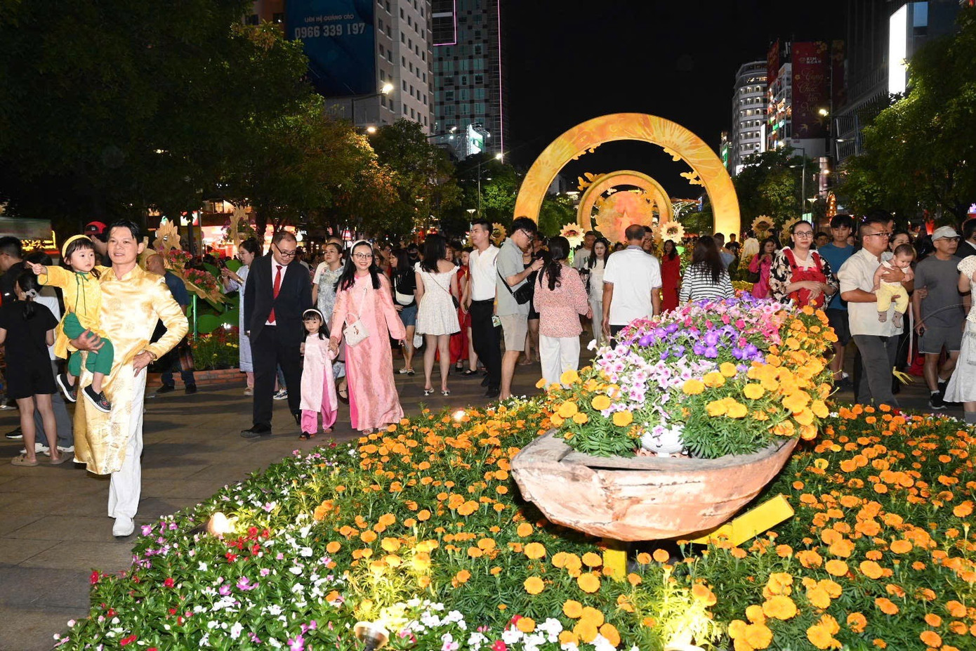 Đường hoa lớn nhất TPHCM ch&iacute;nh thức ch&agrave;o Tết- Ảnh 7.