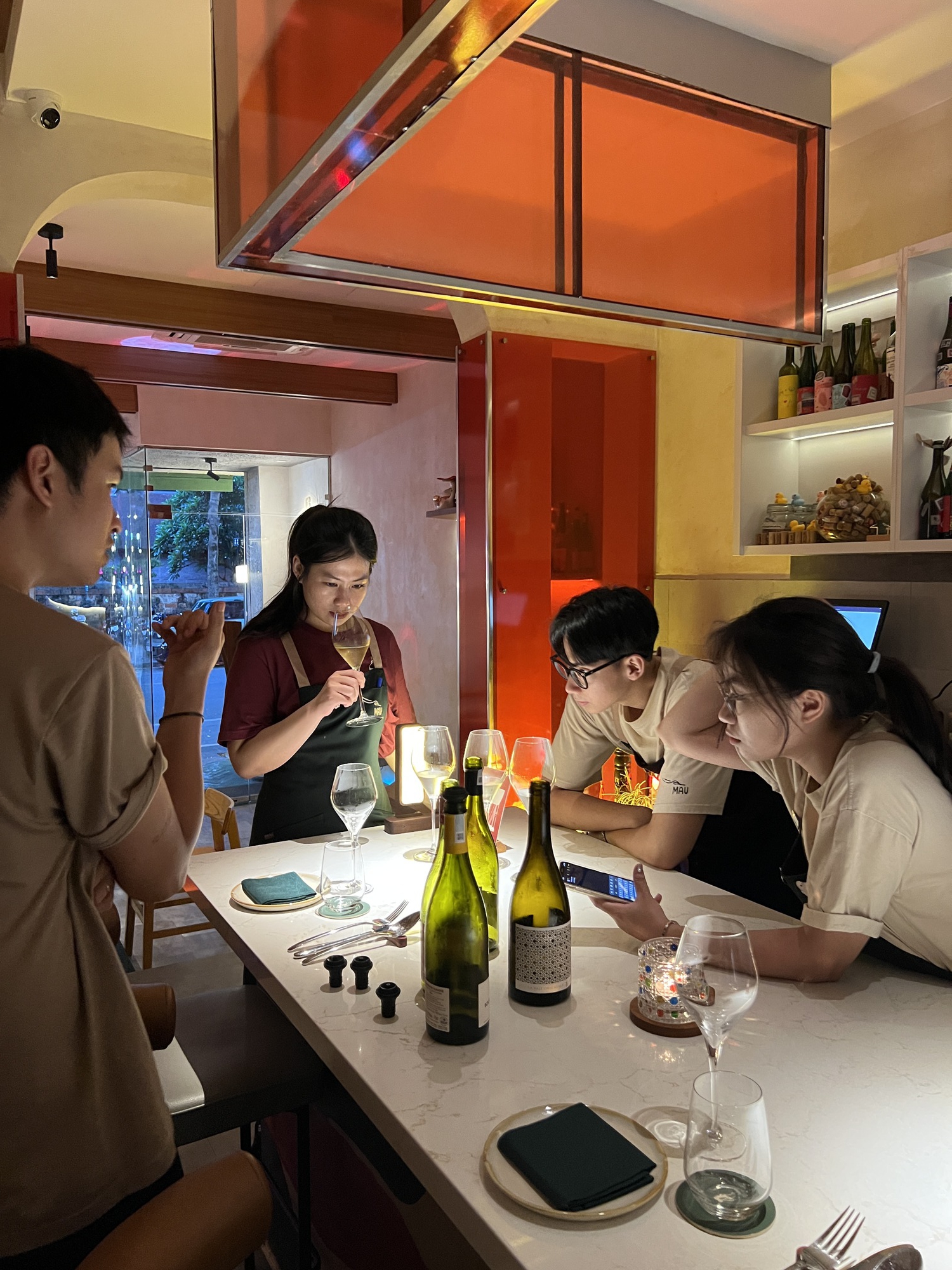 Ch&uacute;c rượu giao thừa c&ugrave;ng Sommelier GenZ "của hiếm" H&agrave; Nội: "Năm mới l&agrave; chai vang lạ, đừng sợ vị ch&aacute;t, h&atilde;y mạnh dạn nếm thử đi"- Ảnh 5.