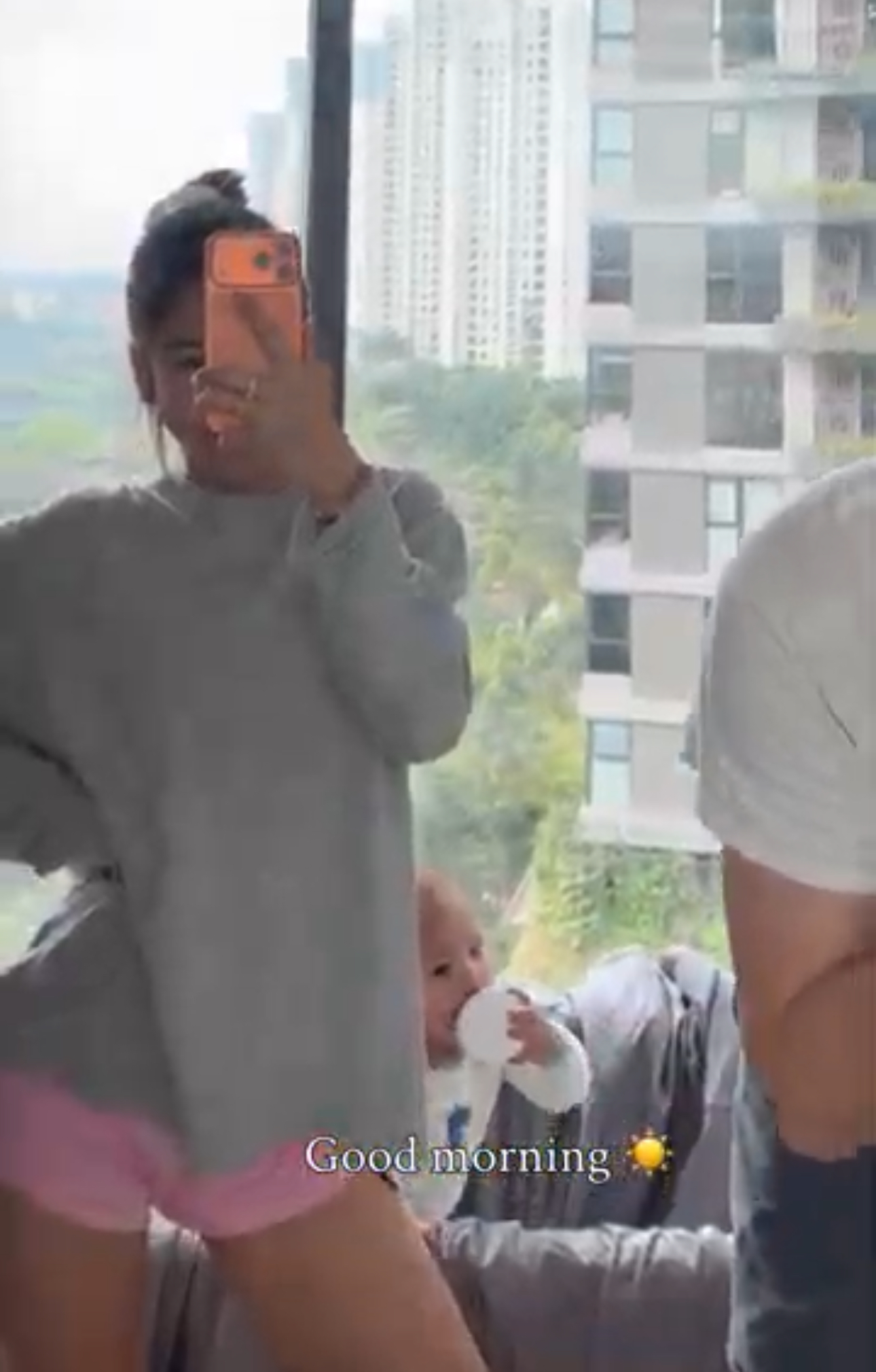 Một ng&agrave;y của Yến Xu&acirc;n g&oacute;i gọn trong 1 ph&uacute;t 54 gi&acirc;y: Giữ d&aacute;ng ng&agrave;y Tết c&ugrave;ng n&agrave;ng WAG n&oacute;ng b&oacute;ng nhất l&agrave;ng b&oacute;ng Việt- Ảnh 1.