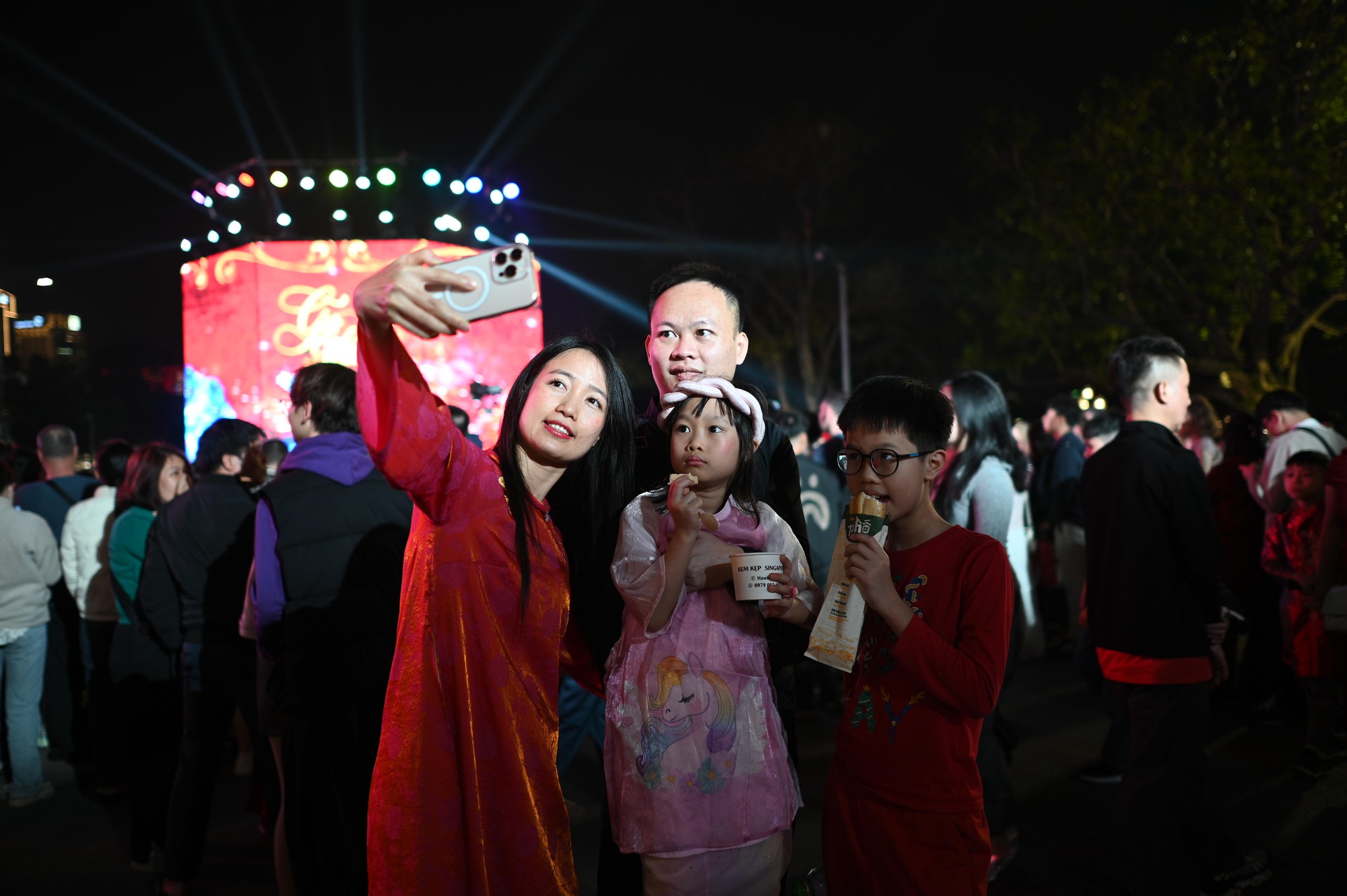 Ph&aacute;o hoa rực rỡ tr&ecirc;n bầu trời, ch&agrave;o đ&oacute;n năm mới 2026- Ảnh 1.