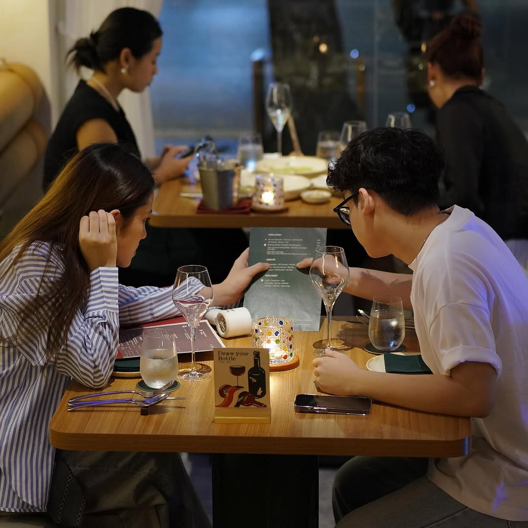 Ch&uacute;c rượu giao thừa c&ugrave;ng Sommelier GenZ "của hiếm" H&agrave; Nội: "Năm mới l&agrave; chai vang lạ, đừng sợ vị ch&aacute;t, h&atilde;y mạnh dạn nếm thử đi"- Ảnh 8.