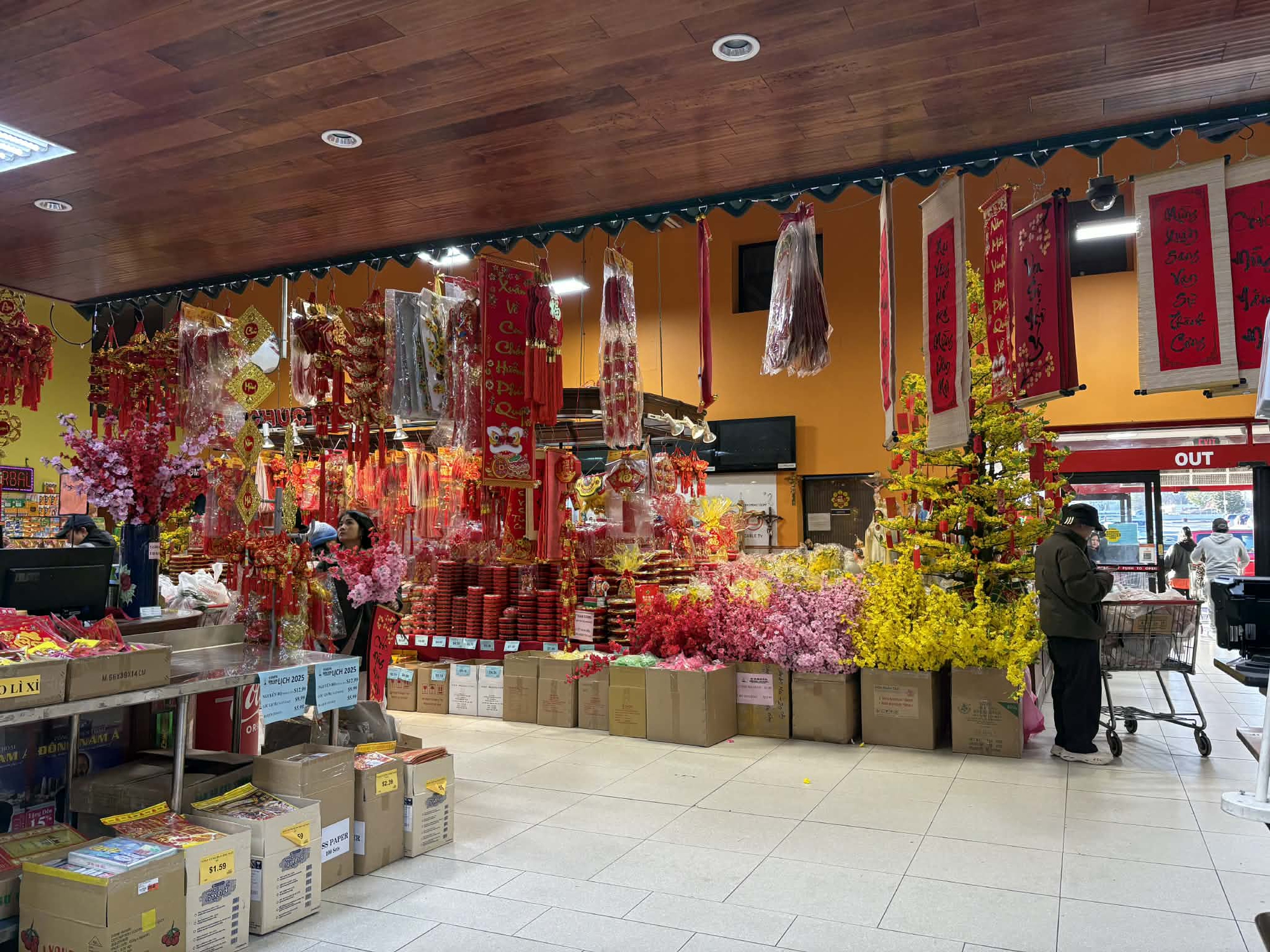 Người Việt ở nước ngo&agrave;i đ&oacute;n Tết gần, lo liệu d&agrave;i hơi- Ảnh 3.