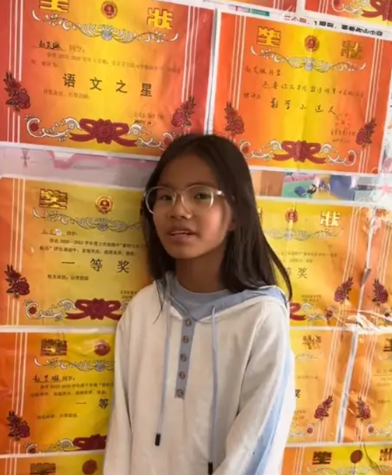 Khoe bức tường đầy giấy khen k&egrave;m 1 c&acirc;u ph&aacute;t ng&ocirc;n chấn động, c&ocirc; b&eacute; khiến nhiều người lắc đầu: Đ&uacute;ng l&agrave; chưa hiểu sự đời!- Ảnh 1.