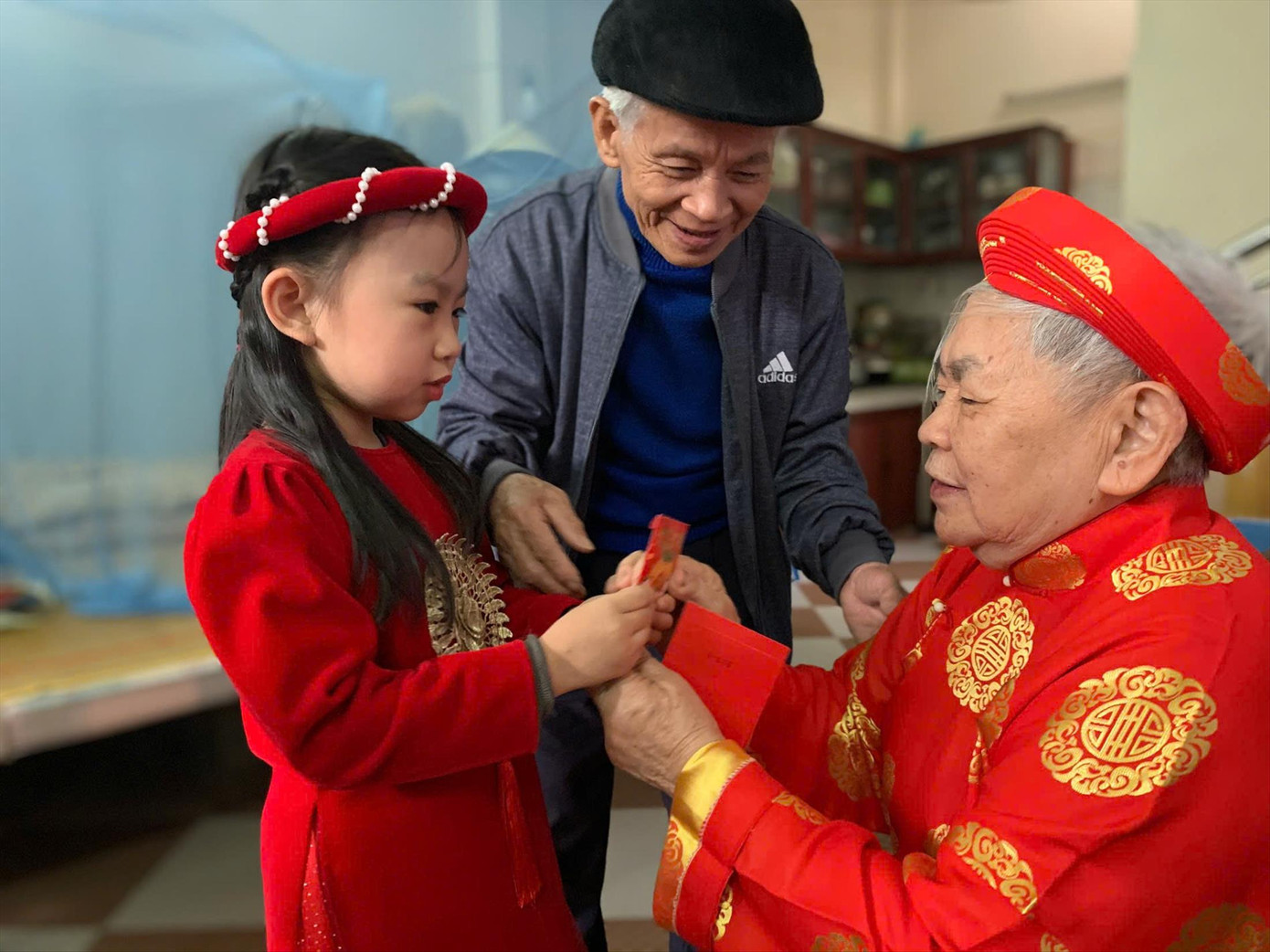 Nhận l&igrave; x&igrave; Tết c&oacute; phải đ&oacute;ng thuế thu nhập c&aacute; nh&acirc;n?- Ảnh 1.