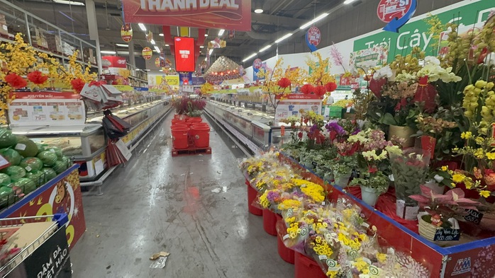 Chợ hoa s&aacute;ng 29 Tết: Nhiều l&ocirc; đ&atilde; b&aacute;n hết sạch b&ocirc;ng- Ảnh 5.