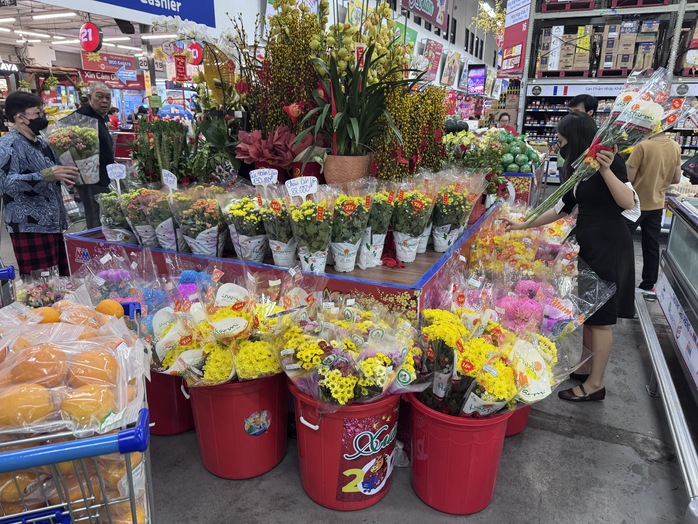 Chợ hoa s&aacute;ng 29 Tết: Nhiều l&ocirc; đ&atilde; b&aacute;n hết sạch b&ocirc;ng- Ảnh 6.