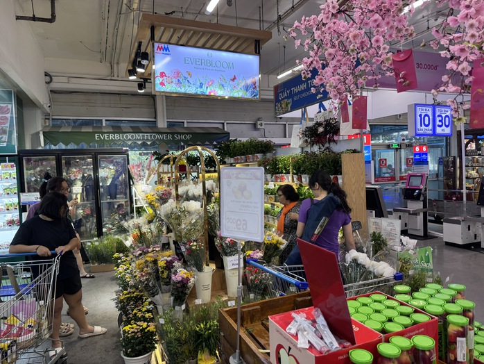 Chợ hoa s&aacute;ng 29 Tết: Nhiều l&ocirc; đ&atilde; b&aacute;n hết sạch b&ocirc;ng- Ảnh 7.