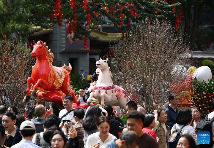 Đường phố khắp năm ch&acirc;u lung linh ch&agrave;o đ&oacute;n năm mới B&iacute;nh Ngọ- Ảnh 12.