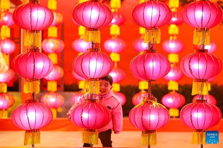 Đường phố khắp năm ch&acirc;u lung linh ch&agrave;o đ&oacute;n năm mới B&iacute;nh Ngọ- Ảnh 2.