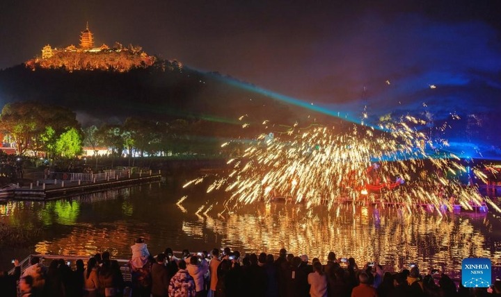 Đường phố khắp năm ch&acirc;u lung linh ch&agrave;o đ&oacute;n năm mới B&iacute;nh Ngọ- Ảnh 4.