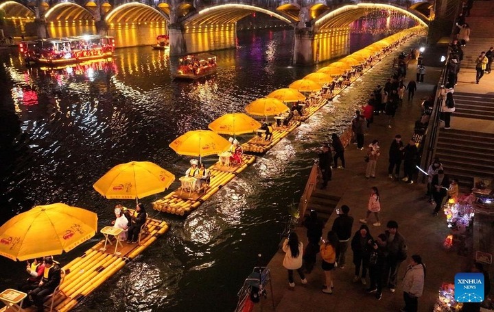 Đường phố khắp năm ch&acirc;u lung linh ch&agrave;o đ&oacute;n năm mới B&iacute;nh Ngọ- Ảnh 5.