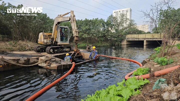 C&ocirc;ng nh&acirc;n ng&acirc;m m&igrave;nh trong nước bẩn, nạo v&eacute;t cống, s&ocirc;ng H&agrave; Nội ng&agrave;y 29 Tết- Ảnh 4.
