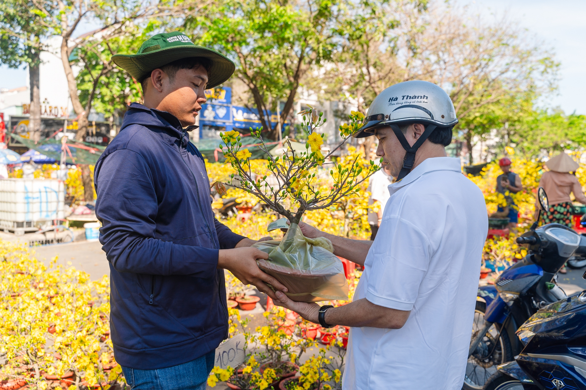 Trưa 29 Tết: Tiểu thương b&aacute;n vội, kh&aacute;ch mua nhanh, chợ hoa TP.HCM nhộn nhịp ph&uacute;t cuối- Ảnh 4.