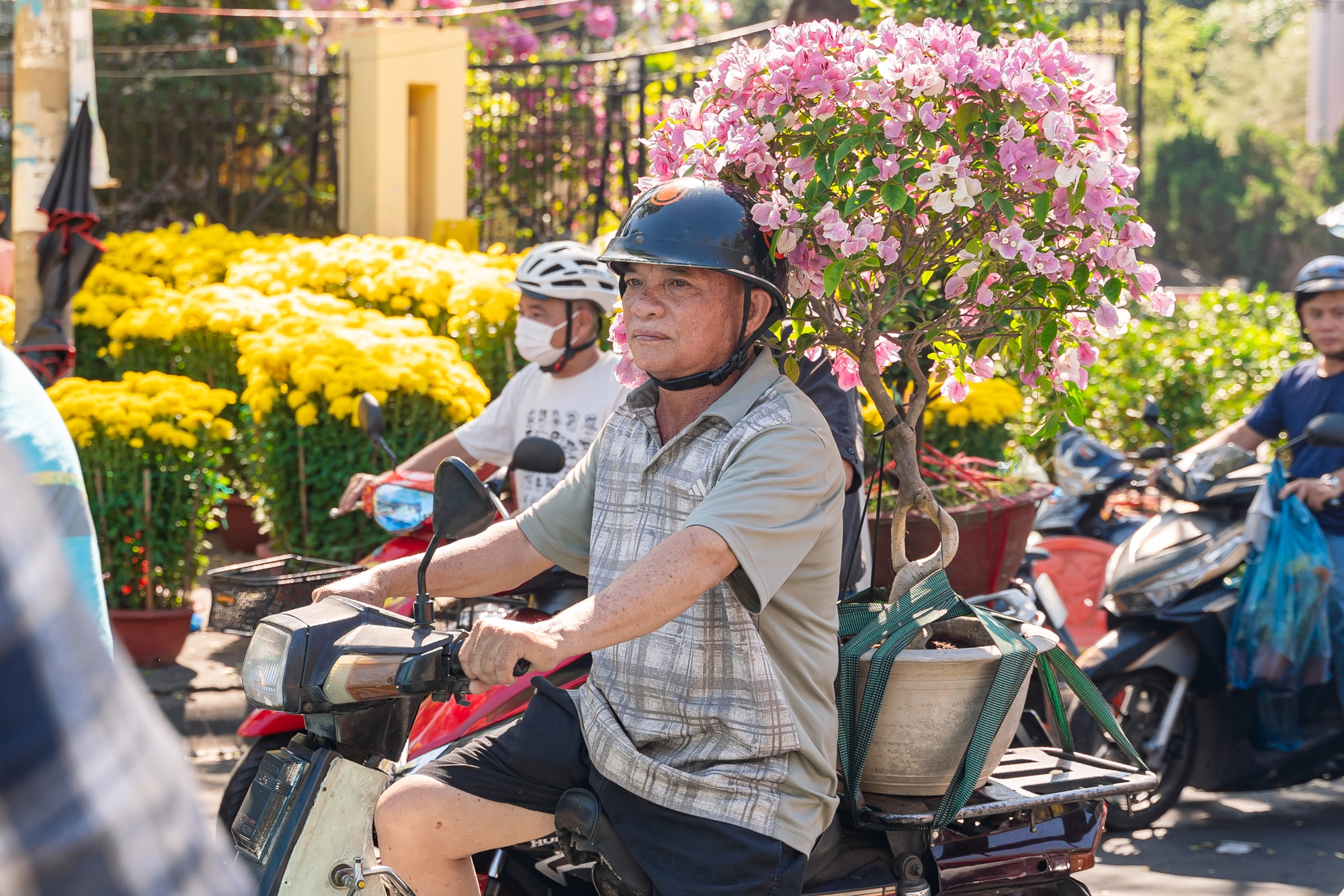 Trưa 29 Tết: Tiểu thương b&aacute;n vội, kh&aacute;ch mua nhanh, chợ hoa TP.HCM nhộn nhịp ph&uacute;t cuối- Ảnh 2.